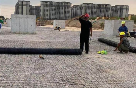 沙坡头土工格栅铺设前地基要怎么处理？